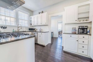 Fridge, microwave, oven, stovetop - Cozy Martin House in Columbus |3BR| Near FortMoore (Columbus)