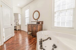 Regadera, secadora de cabello, toallas 