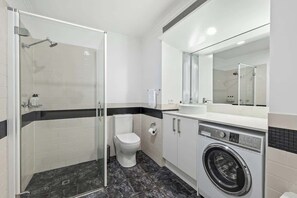 Regadera, secadora de cabello, toallas, jabón