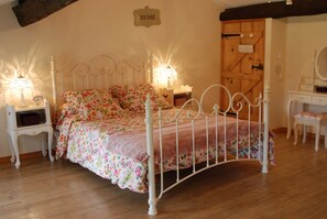 2 habitaciones, escritorio y tabla de planchar con plancha 