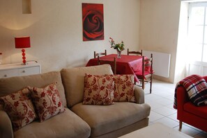 Fernseher, Kamin, Bücher