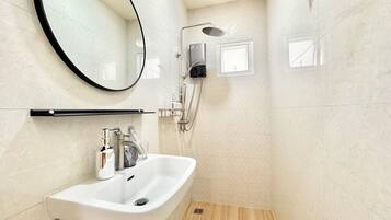 Regadera, secadora de cabello, bidet, toallas