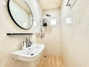 Douche, sèche-cheveux, bidet, serviettes fournies