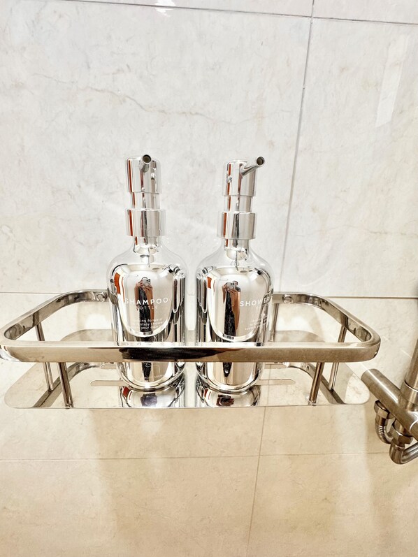 Douche, sèche-cheveux, bidet, serviettes fournies