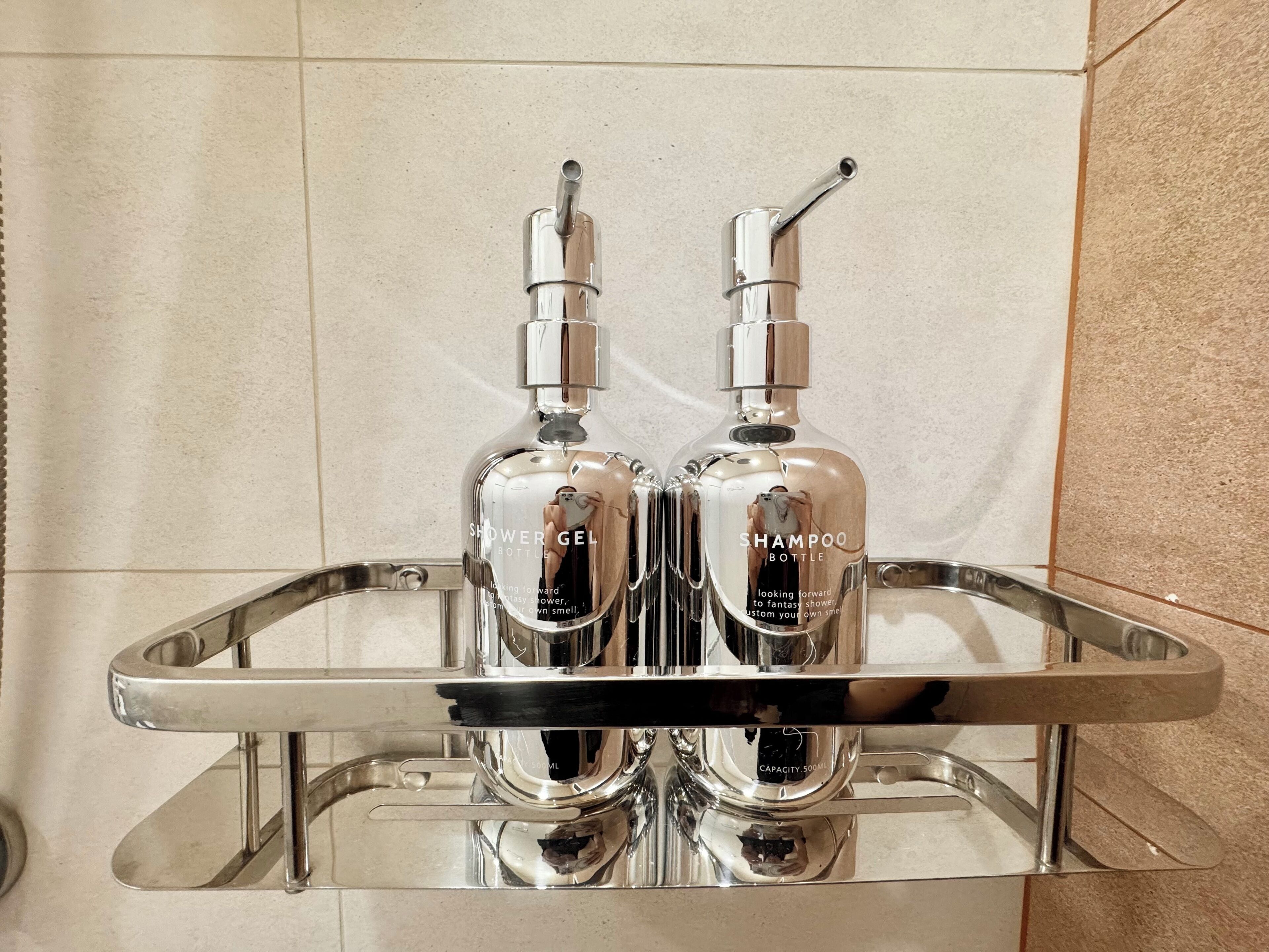 Regadera, secadora de cabello, bidet, toallas 