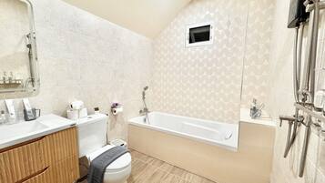 Douche, sĂšche-cheveux, bidet, serviettes fournies