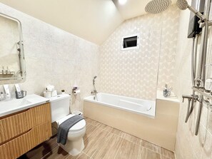 Dusj, hårføner, bidé og håndklær