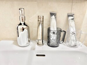 Douche, sèche-cheveux, bidet, serviettes fournies