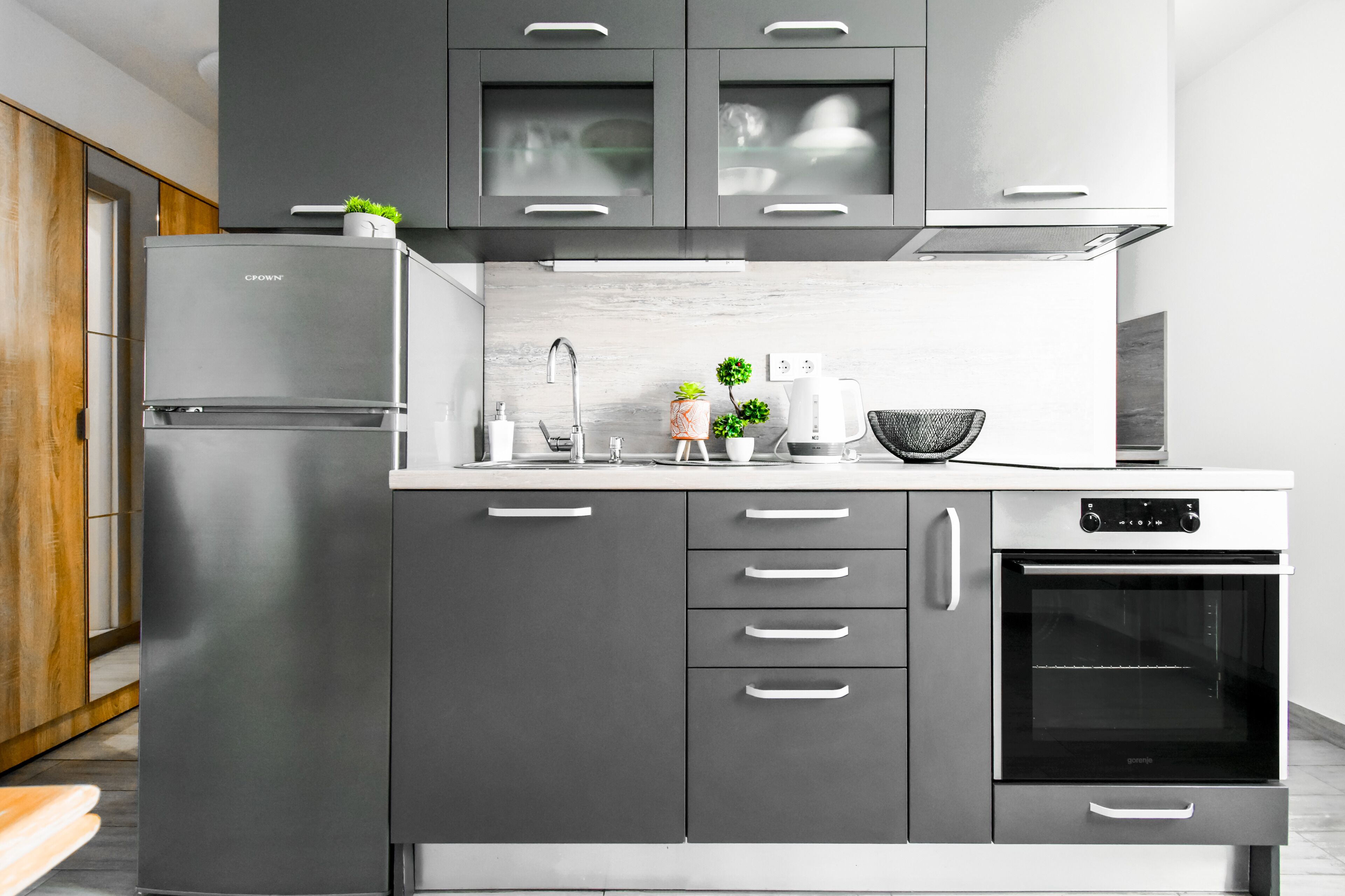 Fridge, oven, stovetop, cookware/dishes/utensils