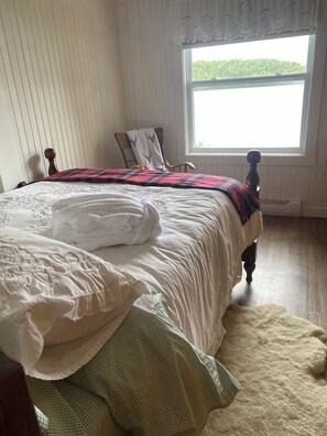 3 bedrooms, desk, iron/ironing board, travel cot - Refuge de la Sittelle small lake Nominingue Golf, cycling, mountain biking, fishing, spa (Nominingue)