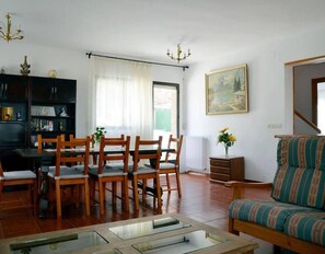 Dining - Avalon House 102 (La Estación)