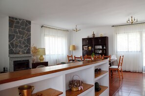 Interior - Avalon House 102 (La Estación)