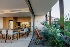 Een koelkast, een magnetron, een kookplaat