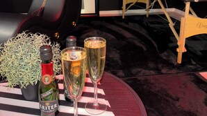 A room with a billiards table, a massage chair, and a table with two champagne glasses and a bottle of Kriter wine. - # Le 7 # Nuitée torride, balnéo, tantra Mulhouse centre (Mulhouse)