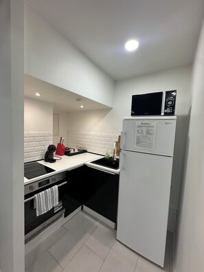 Frigorífico, microondas, horno y placa de cocina