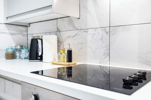 冷蔵庫、電子レンジ、オーブン、コンロ