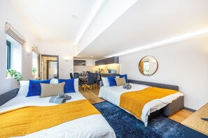 2 dormitorios, tabla de planchar con plancha, cuna de viaje