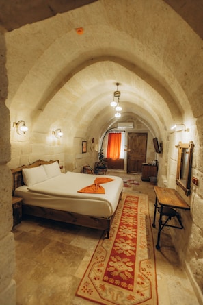 Minibar, escritorio, espacio para trabajar con laptop y wifi gratis