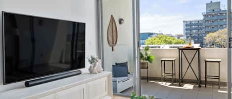 Télévision, livres, espaces bureaux