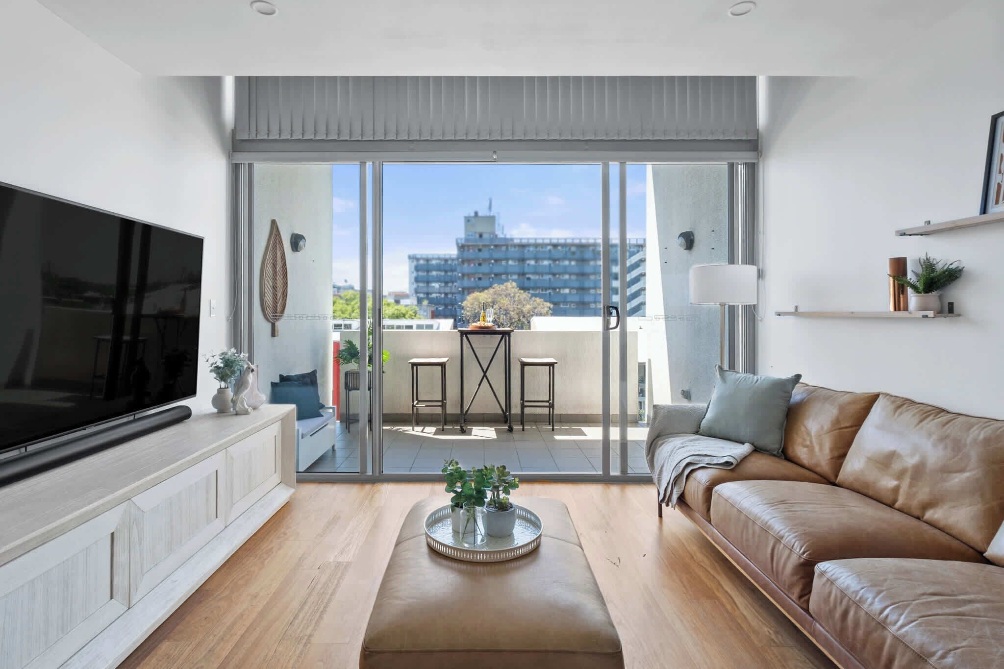 تلفزيون، كُتُب، مكتب