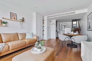 Fernseher, Bücher, Arbeitsbereiche