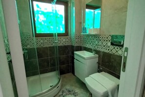 Douche, sèche-cheveux, serviettes fournies, savon