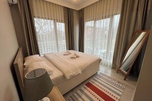 4 bedrooms, iron/ironing board, WiFi, bed sheets