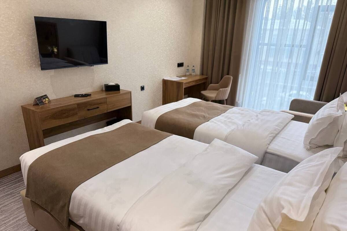 Minibar, strykejern/-brett, wi-fi (inkludert) og sengetøy