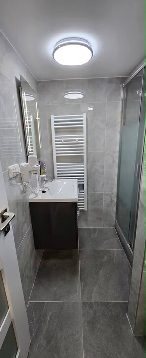 Apartment, 1 Bedroom, Smoking | Bathroom