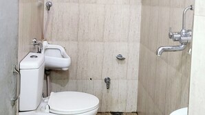Xà phòng, dầu gội, giấy vệ sinh 