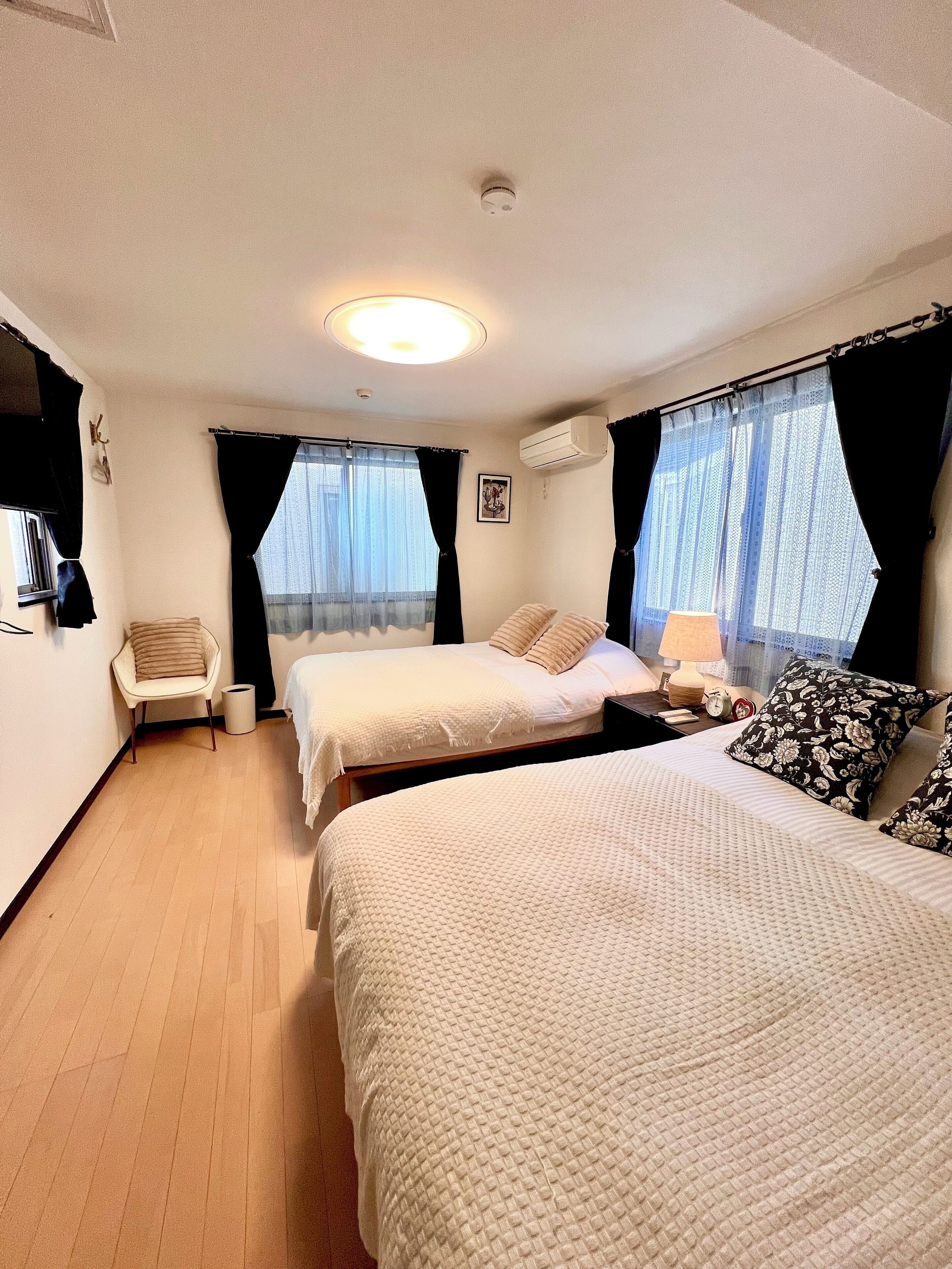 4 bedrooms, iron/ironing board, WiFi, bed sheets