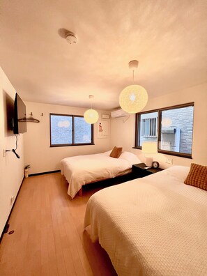 4 bedrooms, iron/ironing board, WiFi, bed sheets