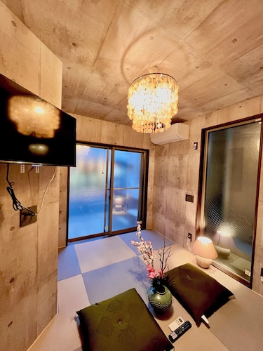 Convenient for sightseeing｜Walking distance from Komagome Station｜A house for rent in a shopping arcade.