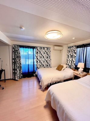 4 bedrooms, iron/ironing board, WiFi, bed sheets