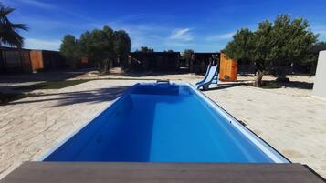 Mobile Home (Standard Two Bedroom Mobile Home with) | Piscine extérieure | Piscine extérieure (ouverte en saison), chaises longues
