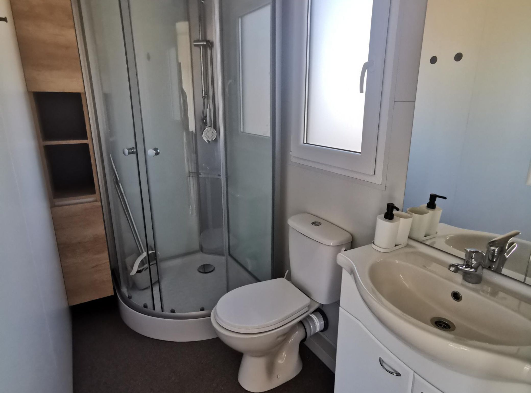 Mobile Home (Standard Two Bedroom Mobile Home with) | Salle de bain | Douche, serviettes fournies