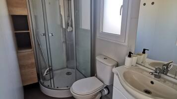 Mobile Home (Standard Two Bedroom Mobile Home with) | Salle de bain | Douche, serviettes fournies