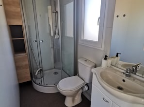 Mobile Home (Standard Two Bedroom Mobile Home with) | Bathroom | Shower, towels - Comfort Two Bedroom Mobile Homes Pirovac (Pirovac)