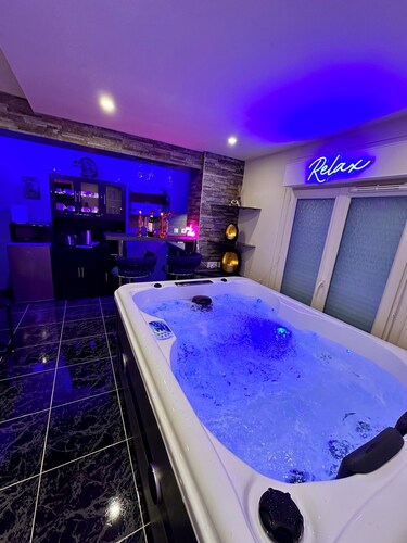 Just 30m from Paris, our loveroom-spa is the perfect setting for unforgettable moments.