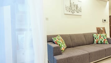 Apartament de luxe, vistes a la ciutat | Escriptori i espai de treball apte per a portàtils