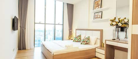 Apartemen Mewah, pemandangan kota | Meja kerja, ruang kerja ramah laptop, dan setrika/meja setrika