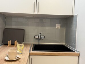Kühlschrank, Ofen, Herdplatte, Wasserkocher mit Kaffee-/Teezubehör