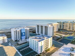 Exterior - Cozy 3 bedroom condo with wiFi, flat screen televisions, books, and a distant ocean view located uptown near mini golf and a movie theater and a mere stroll to the beach! (Ocean City)