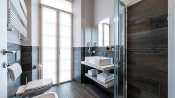 Einzelzimmer | Badezimmer | Dusche, Regendusche, kostenlose Toilettenartikel, Haartrockner