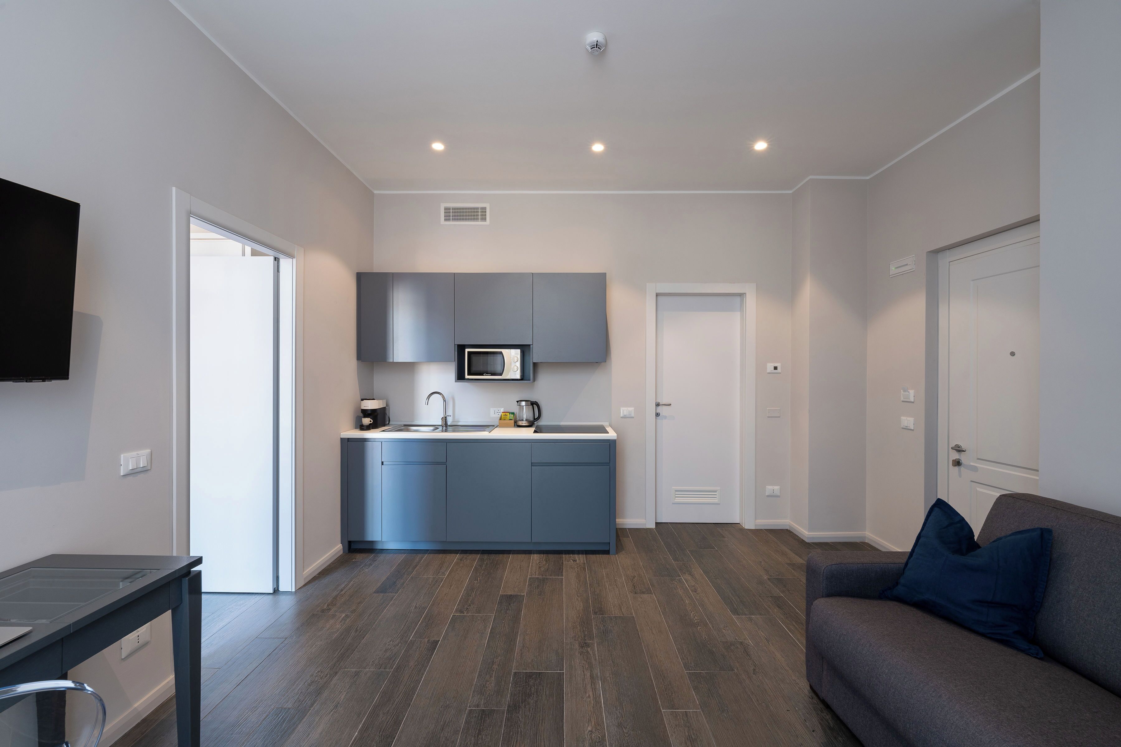 Superior Suite | Private kitchen | Microwave, stovetop, griddle, cookware/dishes/utensils