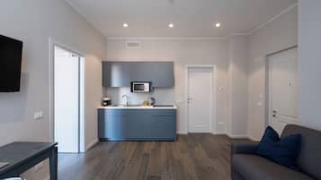 Superior Suite | Private kitchen | Microwave, stovetop, griddle, cookware/dishes/utensils