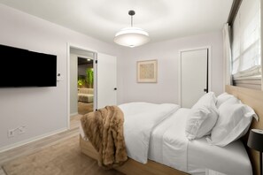 6 bedrooms, desk, iron/ironing board, travel crib