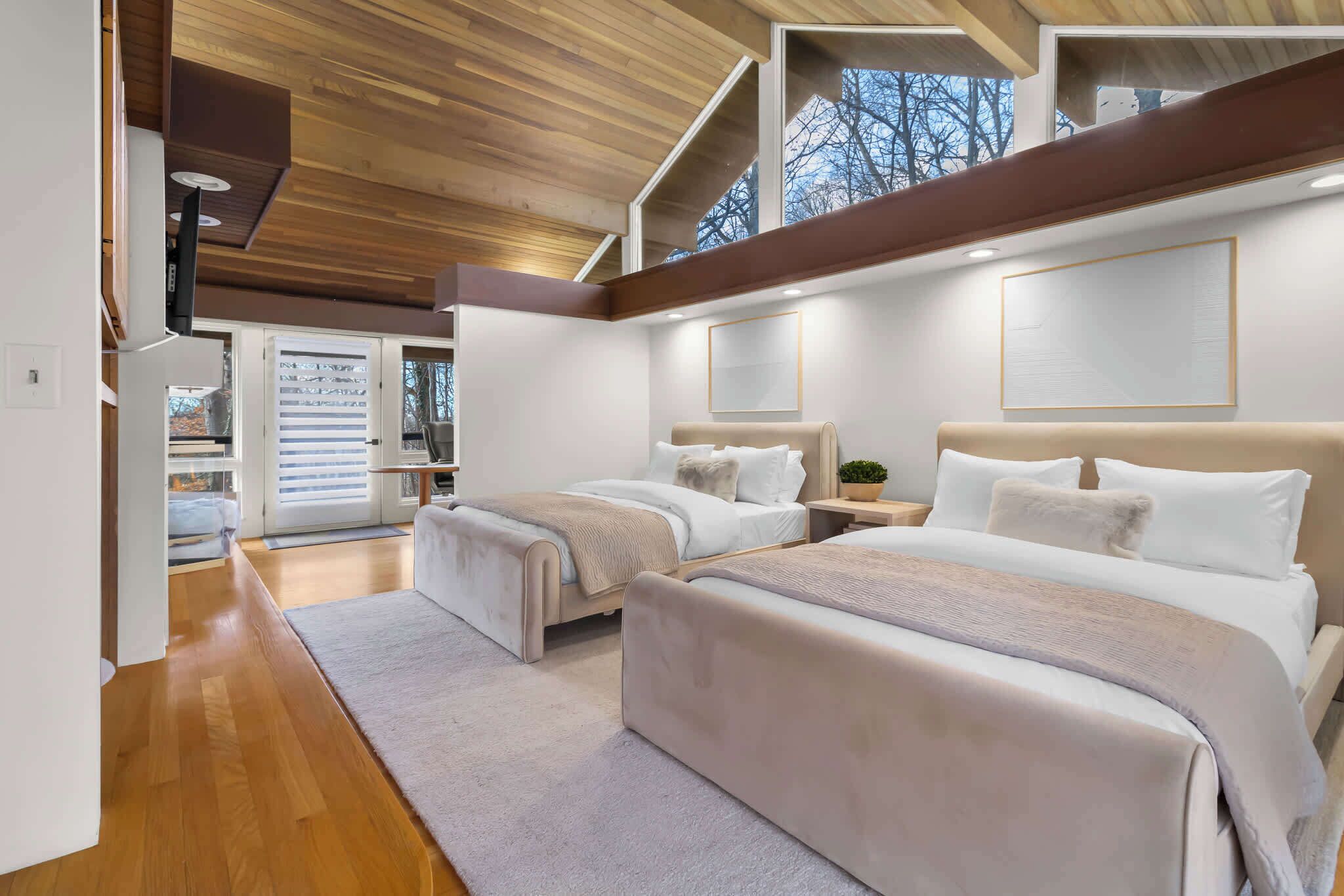 6 bedrooms, desk, iron/ironing board, travel crib