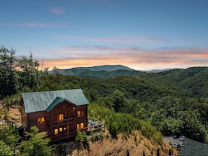 Exterior - AmazingAdvLodge: MtnView*Indoor*Pool*Pet-Friendly*Theater*Game Room*Wifi*Hot Tub (Sevierville)