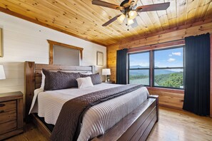 7 bedrooms, iron/ironing board, free WiFi, bed sheets - AmazingAdvLodge: MtnView*Indoor*Pool*Pet-Friendly*Theater*Game Room*Wifi*Hot Tub (Sevierville)